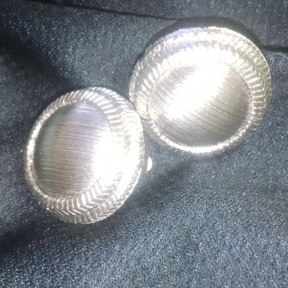 Vintage Silver Toned Round Textured Clip On Earrings - Picture 1 of 3